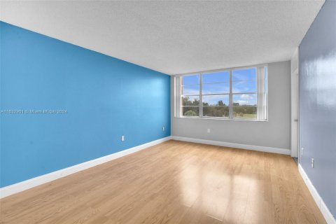 Copropriété à vendre à Pembroke Pines, Floride: 3 chambres, 121.7 m2 № 1304921 - photo 16