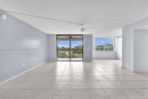 Copropriété à vendre à Pembroke Pines, Floride: 3 chambres, 121.7 m2 № 1304921 - photo 5