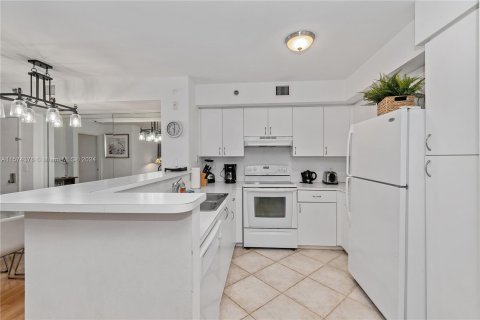 Condo in Aventura, Florida, 2 bedrooms  № 1138865 - photo 9