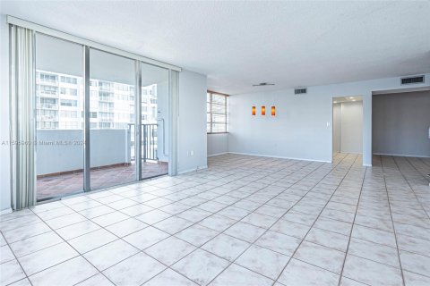 Condo in Aventura, Florida, 2 bedrooms  № 1209405 - photo 23