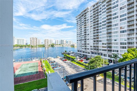 Condo in Aventura, Florida, 2 bedrooms  № 1209405 - photo 25