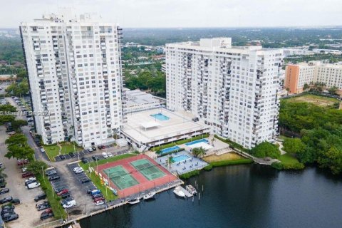 Condo in Aventura, Florida, 2 bedrooms  № 1209405 - photo 1