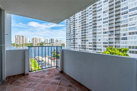 Condo in Aventura, Florida, 2 bedrooms  № 1209405 - photo 24