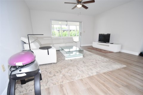 Villa ou maison à vendre à Pembroke Pines, Floride: 2 chambres, 130.43 m2 № 1145806 - photo 3