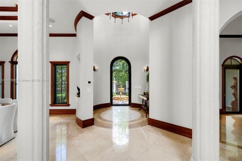 House in Coral Gables, Florida 5 bedrooms, 455.13 sq.m. № 1215519 - photo 9