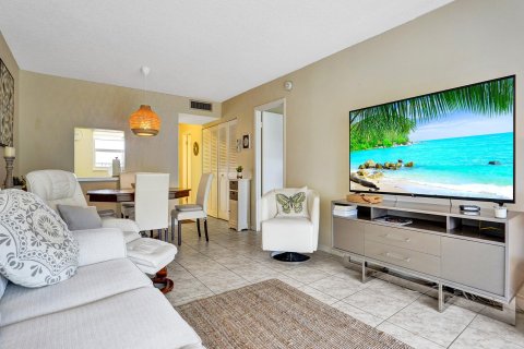 Condo in Lauderdale Lakes, Florida, 1 bedroom  № 950099 - photo 11