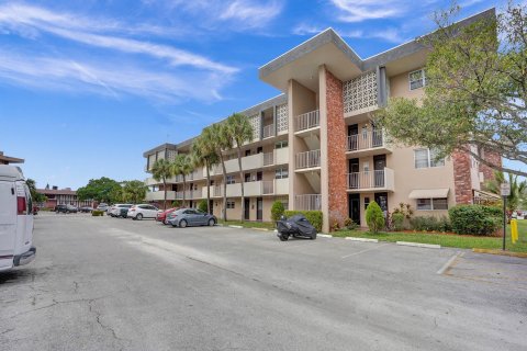 Condo in Lauderdale Lakes, Florida, 1 bedroom  № 950099 - photo 1