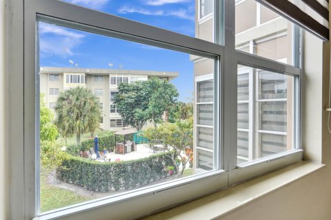 Condo in Lauderdale Lakes, Florida, 1 bedroom  № 950099 - photo 14