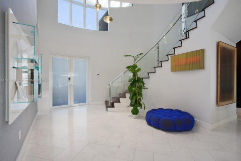 House in Doral, Florida 6 bedrooms, 379.69 sq.m. № 782764 - photo 8