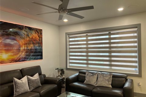 Condo in Miami Beach, Florida, 1 bedroom  № 1328563 - photo 1