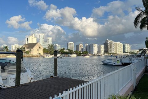 Condo in Miami Beach, Florida, 1 bedroom  № 1328563 - photo 3