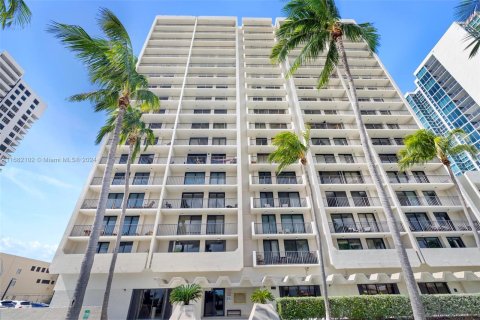 Condo in Miami Beach, Florida, 3 bedrooms  № 1417127 - photo 2