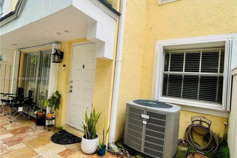 Townhouse in Miami, Florida 2 bedrooms, 92.9 sq.m. № 1270557 - photo 1