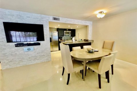 Touwnhouse à vendre à Miami, Floride: 2 chambres, 92.9 m2 № 1270557 - photo 30