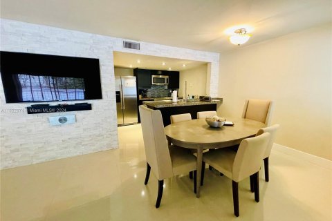 Touwnhouse à vendre à Miami, Floride: 2 chambres, 92.9 m2 № 1270557 - photo 2