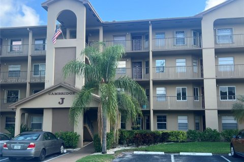 Condo in Pembroke Pines, Florida, 2 bedrooms  № 1175856 - photo 10