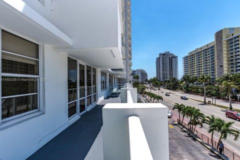 Copropriété à vendre à Miami Beach, Floride: 2 chambres, 119.84 m2 № 1220860 - photo 11