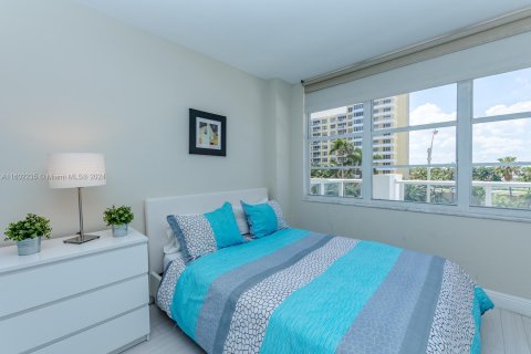 Condo in Miami Beach, Florida, 2 bedrooms  № 1220860 - photo 27