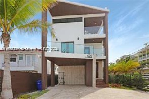 Casa en venta en Hollywood, Florida, 4 dormitorios, 220.46 m2 № 1220916 - foto 1