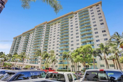 Condo in Sunny Isles Beach, Florida, 1 bedroom  № 1289294 - photo 17