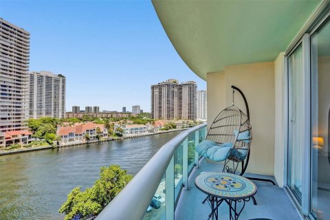 Condo in Sunny Isles Beach, Florida, 1 bedroom  № 1289294 - photo 1