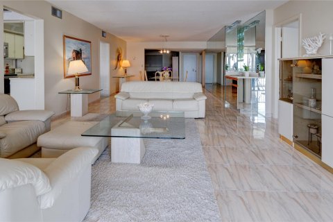 Condominio en venta en Hallandale Beach, Florida, 2 dormitorios, 165.37 m2 № 1188495 - foto 4