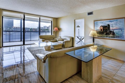 Condominio en venta en Hallandale Beach, Florida, 2 dormitorios, 165.37 m2 № 1188495 - foto 1