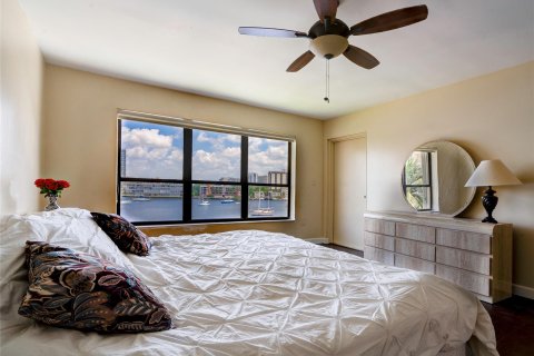 Condominio en venta en Hallandale Beach, Florida, 2 dormitorios, 165.37 m2 № 1188495 - foto 15
