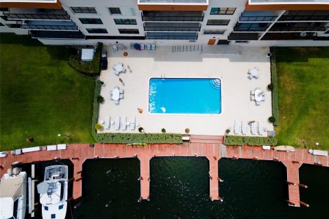 Condominio en venta en Hallandale Beach, Florida, 2 dormitorios, 165.37 m2 № 1188495 - foto 27