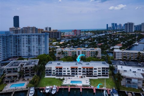 Condominio en venta en Hallandale Beach, Florida, 2 dormitorios, 165.37 m2 № 1188495 - foto 26