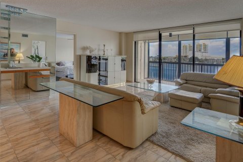 Condominio en venta en Hallandale Beach, Florida, 2 dormitorios, 165.37 m2 № 1188495 - foto 2