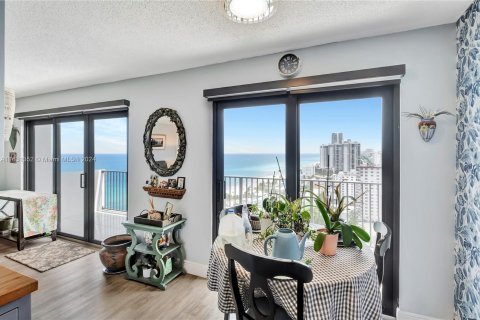 Condo in Hollywood, Florida, 2 bedrooms  № 1293446 - photo 10