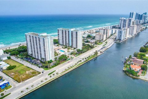 Condominio en venta en Hollywood, Florida, 2 dormitorios, 145.86 m2 № 1293446 - foto 1