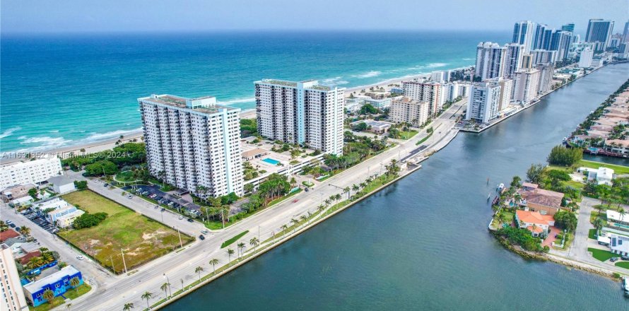 Condominio en Hollywood, Florida, 2 dormitorios  № 1293446