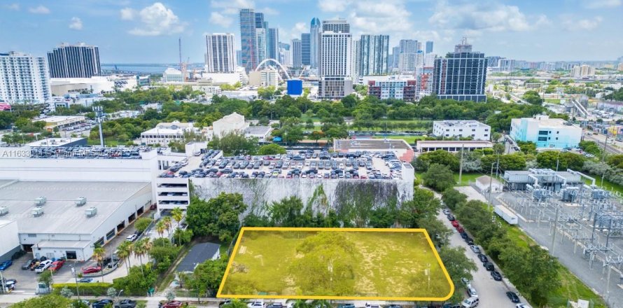 Commercial property in Miami, Florida № 1293519