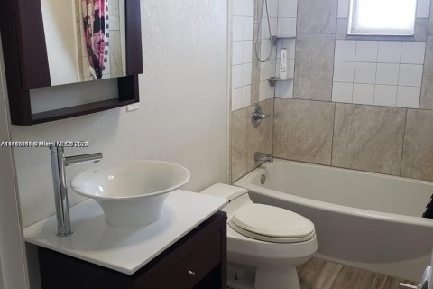 Condo in Lauderhill, Florida, 2 bedrooms  № 1345627 - photo 2