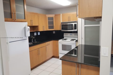 Condo in Lauderhill, Florida, 2 bedrooms  № 1345627 - photo 10