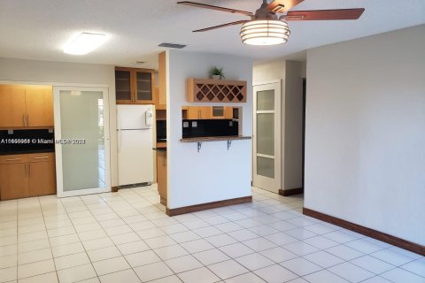 Condo in Lauderhill, Florida, 2 bedrooms  № 1345627 - photo 1