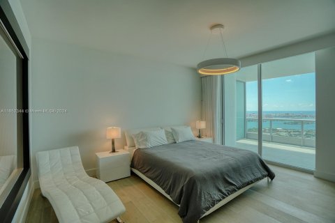 Condominio en alquiler en Miami, Florida, 3 dormitorios, 262.45 m2 № 1345589 - foto 13