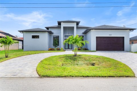 Villa ou maison à vendre à Cape Coral, Floride: 4 chambres, 215.25 m2 № 1332915 - photo 1