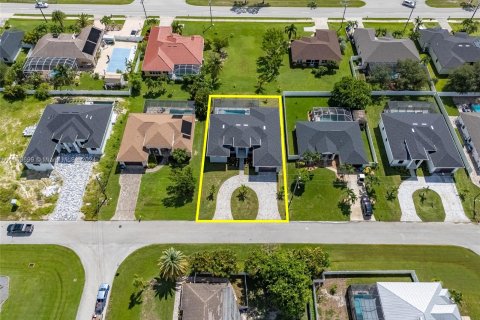 Villa ou maison à vendre à Cape Coral, Floride: 4 chambres, 215.25 m2 № 1332915 - photo 2