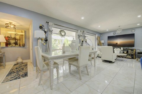 House in Cooper City, Florida 3 bedrooms, 159.7 sq.m. № 1332917 - photo 9