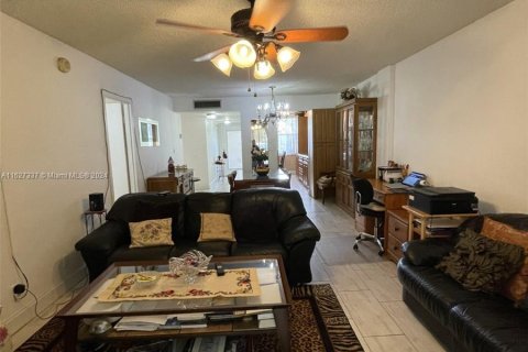 Condo in Lauderdale Lakes, Florida, 2 bedrooms  № 1281706 - photo 10