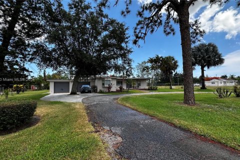 House in Haverhill, Florida 4 bedrooms, 135.27 sq.m. № 1281707 - photo 1