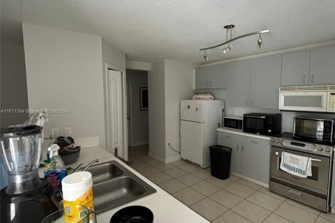 Casa en venta en Miami, Florida, 4 dormitorios, 241.64 m2 № 1391838 - foto 11