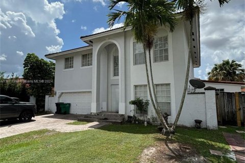 House in Miami, Florida 4 bedrooms, 241.64 sq.m. № 1391838 - photo 1