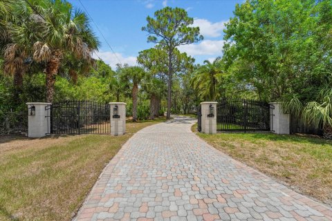 House in Palm City, Florida 7 bedrooms, 508.73 sq.m. № 1224840 - photo 1