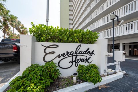 Condo in Fort Lauderdale, Florida, 1 bedroom  № 1177603 - photo 1