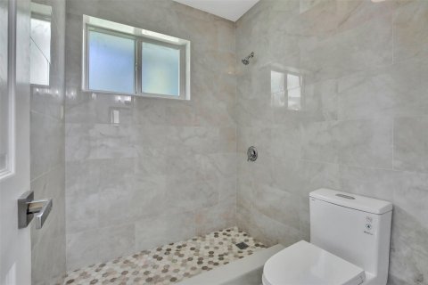 House in Miami, Florida 4 bedrooms, 223.8 sq.m. № 970250 - photo 17