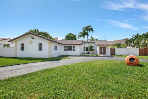 House in Miami, Florida 4 bedrooms, 223.8 sq.m. № 970250 - photo 8